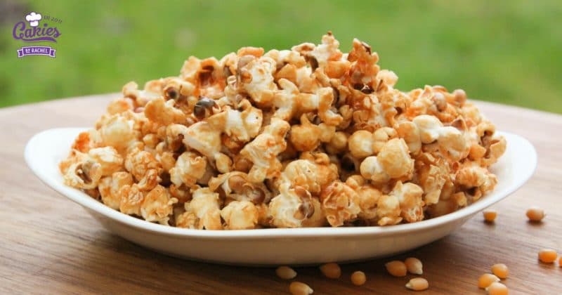 Deze Zoete Honing Popcorn is makkelijk om te maken en erg makkelijk om te blijven eten! Honing popcorn is een lekkere snack.