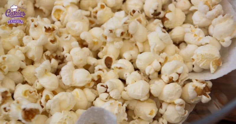 Heb je je wel eens afgevraagd, 'Hoe maak je popcorn eigenlijk?' Popcorn maken zoals vroeger kan echt heel leuk zijn en het smaakt nog lekkerder ook nog