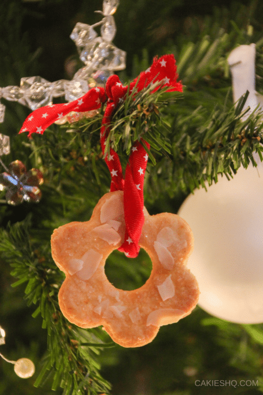 erstkransjes are traditional Dutch Christmas cookies. Kerstkransjes are easy to make. Traditionally these Christmas cookies are hung in the Christmas tree.