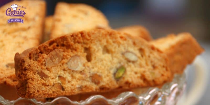 Cantuccini – Italian Biscotti Recipe | This Cantuccini recipe or Italian Biscotti recipe is really easy. This version of the Italian almond cookie has a softer bite versus the original hard one. | http://www.cakieshq.com