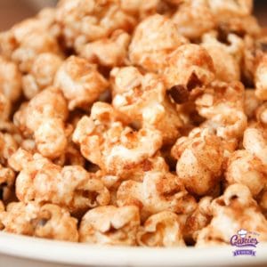 Addictive Cinnamon and Sugar Popcorn Recipe | This cinnamon and sugar popcorn is so good you will not be able to stop eating it. It's deliciously addictive! A simple and easy recipe. | http://www.cakieshq.com